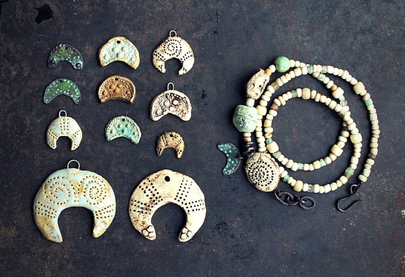 Puolikuuriipuksia ja koruja